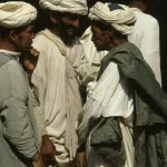 Discussion entre hommes en turbans traditionnels