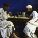 Deux hommes partageant un repas dans un café traditionnel