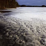 Paysage de lac gelé en hiver