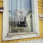 Photo d'un enfant en noir et blanc collée sur une fenêtre