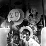 Célébration festive avec des chapeaux à motifs "20"