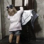Enfant curieuse écoutant la radio ancienne