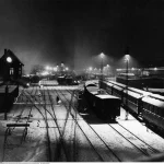 Gare ferroviaire nocturne enneigée