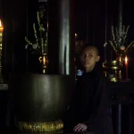 Jeune moine bouddhiste dans un temple