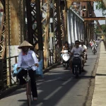 Traversée d'un Pont en Métal par Cyclistes et Motocyclistes