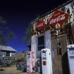 Vieille Station-Service avec Panneaux Coca-Cola et Pompe à Essence