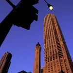 Gratte-ciel dans la lumière du crépuscule avec un lampadaire allumé