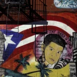 Fresque murale avec portrait coloré sous un escalier de secours