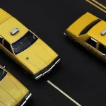 Taxis jaunes sur une route noire