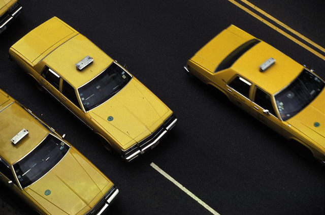 AKG995126.webp Taxis jaunes sur une route noire – Image 1