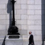 Homme marchant devant une banque