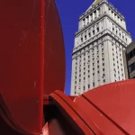 Immeuble historique vu derrière une sculpture rouge