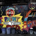 Fresque murale colorée de rue avec poubelles