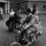 Discussion en scooter dans les rues pavées