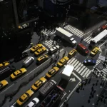 Vue aérienne d'une intersection animée avec taxis