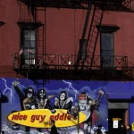 Fresque murale sur une façade avec des piétons