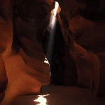 Faisceau de lumière dans un canyon rocheux