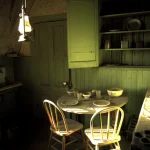 Cuisine abandonnée avec table et chaises en bois