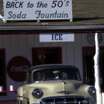 Soda Fountain des Années 50 avec Voiture Vintage