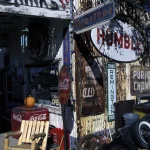 Devanture Rétro d'une Station-Service Abandonnée