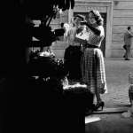 Deux femmes faisant des courses au marché de fruits