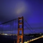 Pont illuminé au crépuscule
