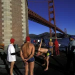 Nageurs se préparant près du Golden Gate Bridge