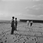 Rencontre sur une plage ensoleillée