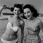 Deux femmes souriantes en maillot de bain sur la plage